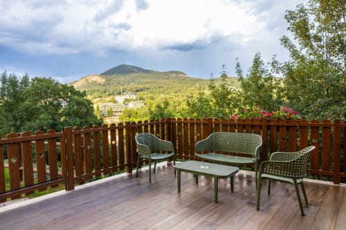 Terrazza con vista sulla montagna presso l'Enro Mountain Vacation Home a Roccaraso, con area relax che domina i picchi verdi