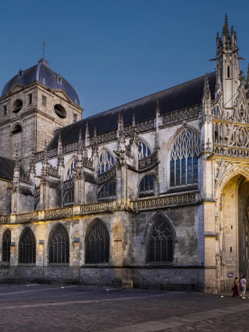 Cathédrale gothique à Alençon près de l'hôtel La Demeure des Cyprès, avec architecture en pierre ornée et flèches