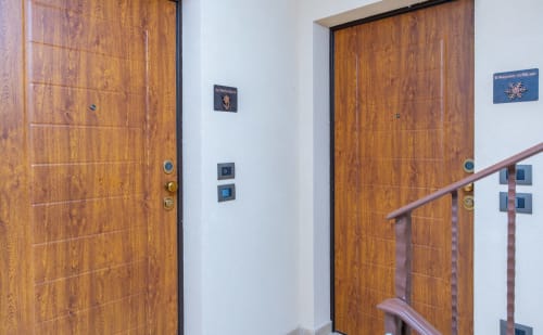 Porte in legno e scala nella Villa Vacanziale Enro a Roccaraso