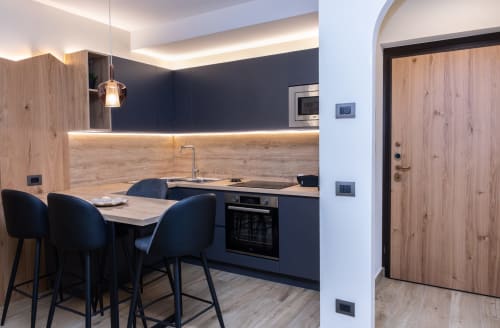 Cucina moderna nell'appartamento Stella Alpina di Enro Mountain Vacation Home, Roccaraso con cabinetry scuro, dettagli in legno e