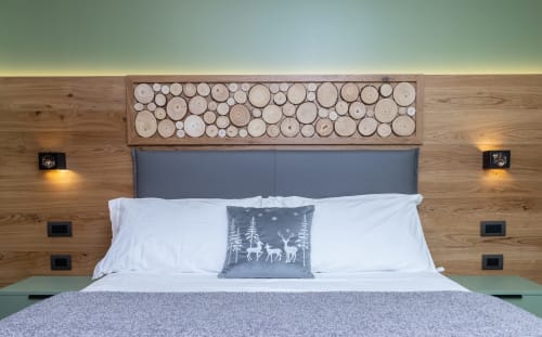 Camera moderna nella Enro Mountain Vacation Home con testata in legno, rivestimento blu, cuscini bianchi, grigio