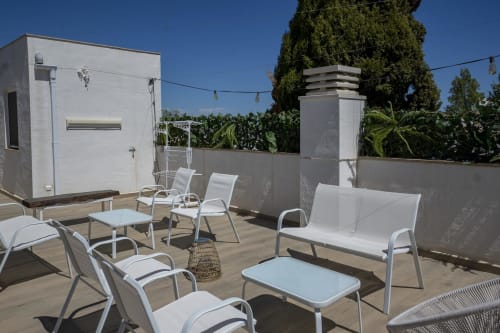Terraza en la azotea de Cal Xot con muebles lounge blancos y vistas a Poble Nou del Delta