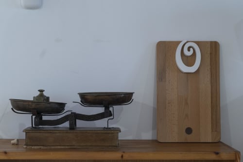 Báscula vintage y letrero de madera con números en Cal Xot B&B, Poble Nou del Delta, España
