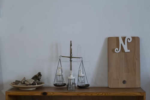 Exhibición de estantería en Cal Xot B&B con básculas, piedras y decoración de madera N en Poble Nou del Delta