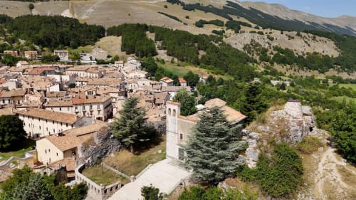 Vista aerea del pittoresco borgo montano di Roccaraso con edifici storici in pietra tra le colline dell'Abruzzo, Italia