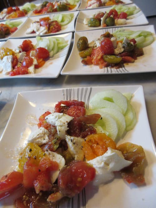 Hors d'oeuvre à la table d'hôte avec les tomates et concombres du jardin à La Ferme Buissonnière à Biol, France