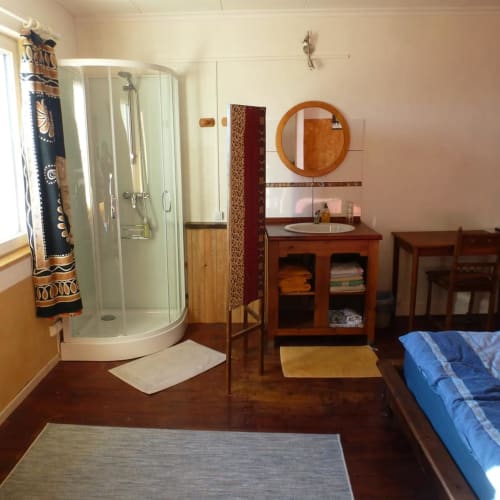 Chambre avec salle de douche attenante à La Ferme Buissonnière B&B à Biol, France, meublée en bois