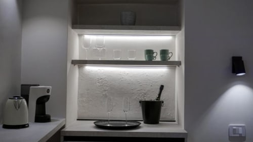Moderna cucina attrezzata presso Marelia Suites a Vasto con ripiani, macchina da caffè e bicchieri