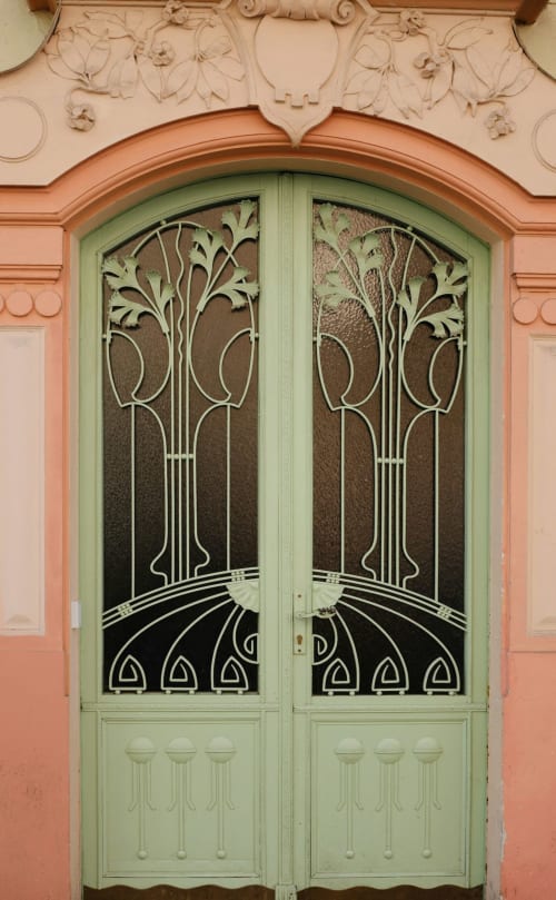 Portes doubles Art déco ornées avec verre botanique à l'Auberge Yasi à Lyon, France