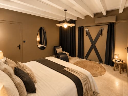 Chambre moderne de l'hôtel Nuits d'audace à Alès avec literie blanche, accents noirs et murs beige chaud