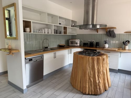 Cuisine moderne du gîte Le Clos de l'Arguenon à Val-d'Arguenon avec îlot cuisinière et touches bois