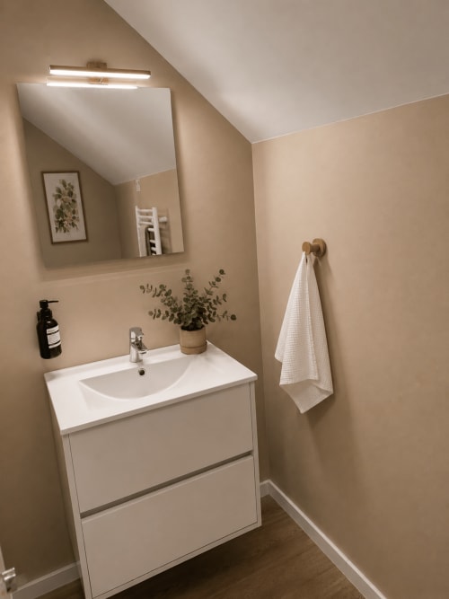 Salle de bain moderne de l'appartement L'Orée des Bois à La Parenthèse Mancelle, Le Mans, avec vasque et miroir blancs