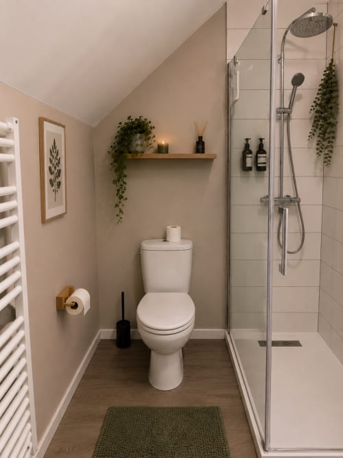 Salle de bain moderne de l'appartement L'Orée des Bois à La Parenthèse Mancelle au Mans, avec douche à l'italienne et toilettes