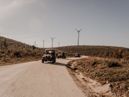 Buggies off-road em trilha desértica com aerogeradores em Recantos D'Almerinda, Pombal Portugal