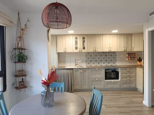 Modern kitchen and dining area in Riviera Sunny Flat apartment, Benicàssim, with cream cabinets and pendant lighting