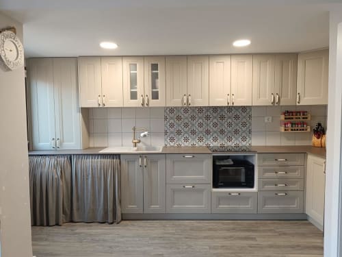 Modern kitchen in Riviera Sunny Flat, Benicàssim apartment with cream cabinets, patterned backsplash, and built-in appliances