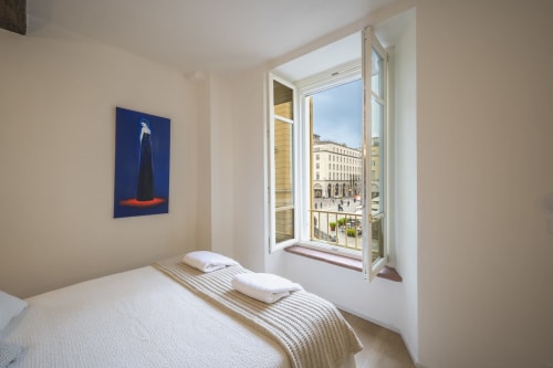 Camera moderna a Manu Maison a Parma con vista sulla città, arredamento minimalista e opere d'arte contemporanea