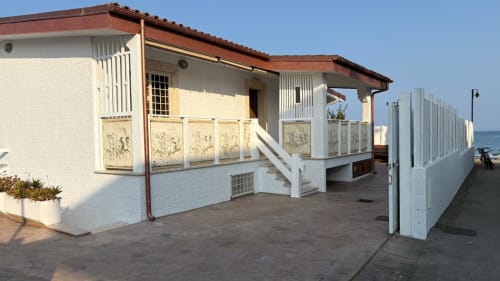 Villa Il Giglio fronte mare a Terracina con facciata bianca, terrazza vista mare e suggestivo paesaggio costiero mediterraneo