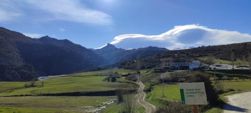 Valle verde con río y montañas en Hospedería Puerta a los Cahorros, Monachil