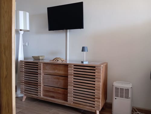 Commode en bois moderne avec support TV dans la suite Tropic Appartements, Sainte-Anne Guadeloupe