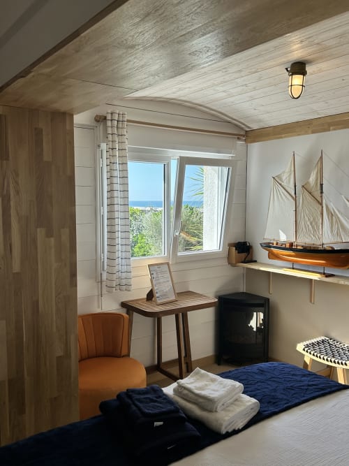 Chambre côtière à La Villa Plein Vent avec vue sur mer, poutres en bois, décoration nautique et équipements modernes