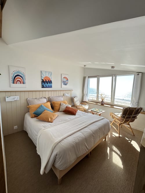 Chambre lumineuse avec vue mer à La Villa Plein Vent, Barneville-Carteret, lit aux coussins colorés et ambiance côtière