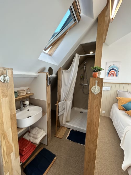 Chambre mansardée avec salle d'eau attenante à La Villa Plein Vent, Barneville-Carteret, puits de lumière, douche à l'italienne et vue sur mer