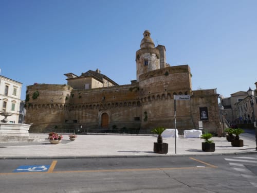 Torre medievale della fortezza nella piazza storica di Vasto, vicino alla guest house Marelia Suites