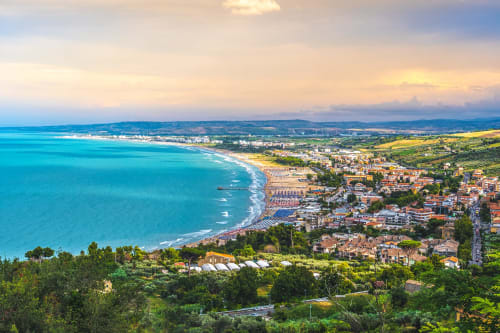 Vista aerea di Marelia Suites a Vasto con spiaggia turchese e centro costiero immerso nel verde
