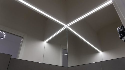 Soffitto moderno con design illuminazione LED geometrico nella Camera Doppia 102 di Marelia Suites, Vasto