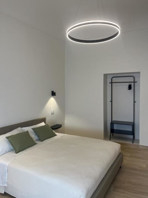 Camera Doppia Moderna 102 presso Marelia Suites a Vasto con letto, cuscini verdi, lampada LED sospesa circolare e