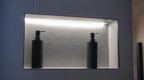 Ripiano illuminato in bagno con due dispenser di sapone neri presso Marelia Suites, Vasto