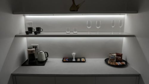 Moderna stazione bevande presso Marelia Suites a Vasto con caffettiera, bollitore, bicchieri e rinfreschi
