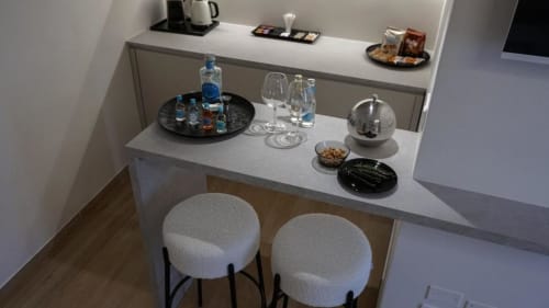 Marelia Suites Camera Doppia 103 - Angolo bevande con bicchieri, bottiglie d'acqua, snack e area relax
