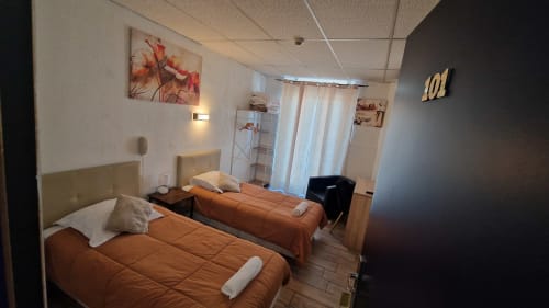 Chambre twin à l'Hôtel Du Nord Cannes avec deux lits, balcon vue sur la ville, TV et équipements modernes