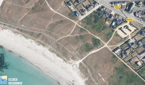 Aerial view of Maison de la Plage cottage in Guilvinec with beach access and turquoise coastal waters