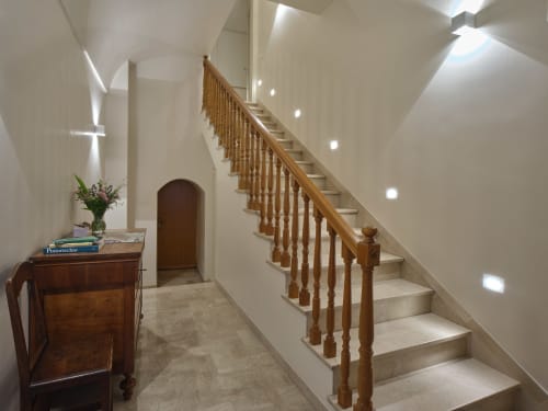 Scala moderna con ringhiere in legno a Portica Homes B&B, Assisi - ingresso elegante con illuminazione contemporanea
