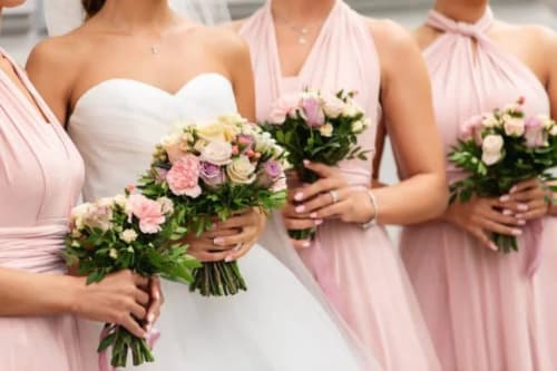 Mariée et demoiselles d'honneur en robes rose avec bouquets à la Résidence des Sables à Mably