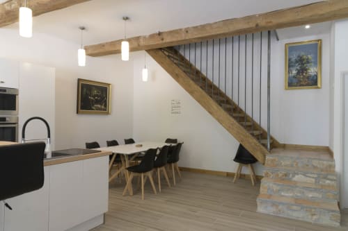 Moderner offener Essbereich und Küche in der Domaine Le Piboul Cottage mit Holzbalken, Treppe und zeitgenössischem Design