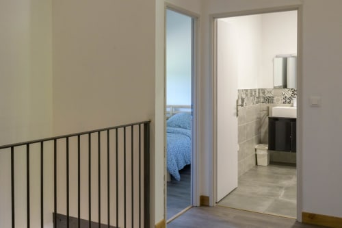 Moderner Flur mit Geländer, der zum Schlafzimmer und Bad des Gästehauses La Grange im Domaine Le Piboul führt