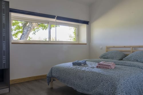 Helles Schlafzimmer im Landhaus Domaine Le Piboul mit Queensize-Bett, Gartenfenster und natürlichem Licht
