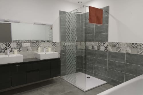 Modernes Badezimmer im Cottage La Grange des Domaine Le Piboul, Fontcouverte, mit Doppelwaschbecken und begehbarer Dusche mit Muster