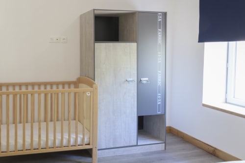 Modernes Cottage-Schlafzimmer mit Holzwiege und eingebautem Kleiderschrank im Domaine Le Piboul, Fontcouverte