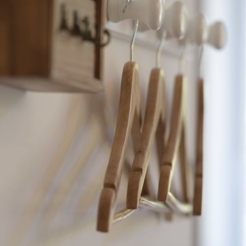 Holzbügel mit natürlicher Schnur an weißer Wand in La Grange des Domaine Le Piboul, Fontcouverte