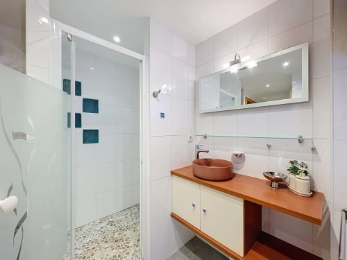 Salle de bain moderne de l'appartement A L'ill avec douche à l'italienne, vanité en bois et lavabo en corail à La Wantzenau