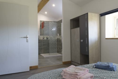 Modernes Badezimmer mit begehbarer Dusche und Schlafzimmer im Ferienhaus La Grange, Domaine Le Piboul, Fontcouverte