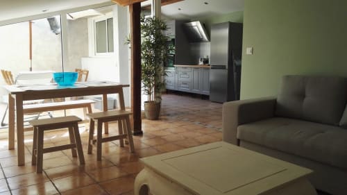 Offene Wohnfläche im Domaine Le Piboul mit Esstisch, Sofa und sichtbarer Küche im offenen Design
