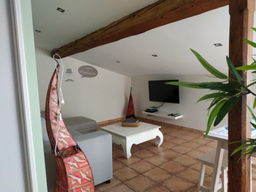 Moderner Wohnbereich im Cottage Les Cuves auf Domaine Le Piboul mit TV, Sitzgelegenheiten und Gartenblick in Fontcouverte