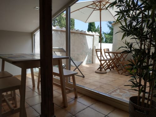 Esszimmer- und Loungebereich mit Gartenblick im Cottage Domaine Le Piboul, schattige Terrasse