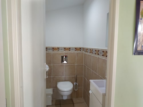 Kompaktes Badezimmer mit Toilette und Waschbecken im Cottage-Zimmer der Domaine Le Piboul, Fontcouverte